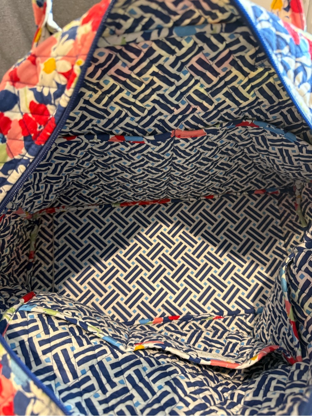 Vera Bradley Quilted Travel Bag “Summer Cottage” Pre-owned. Fair condition - Picture 4 of 12